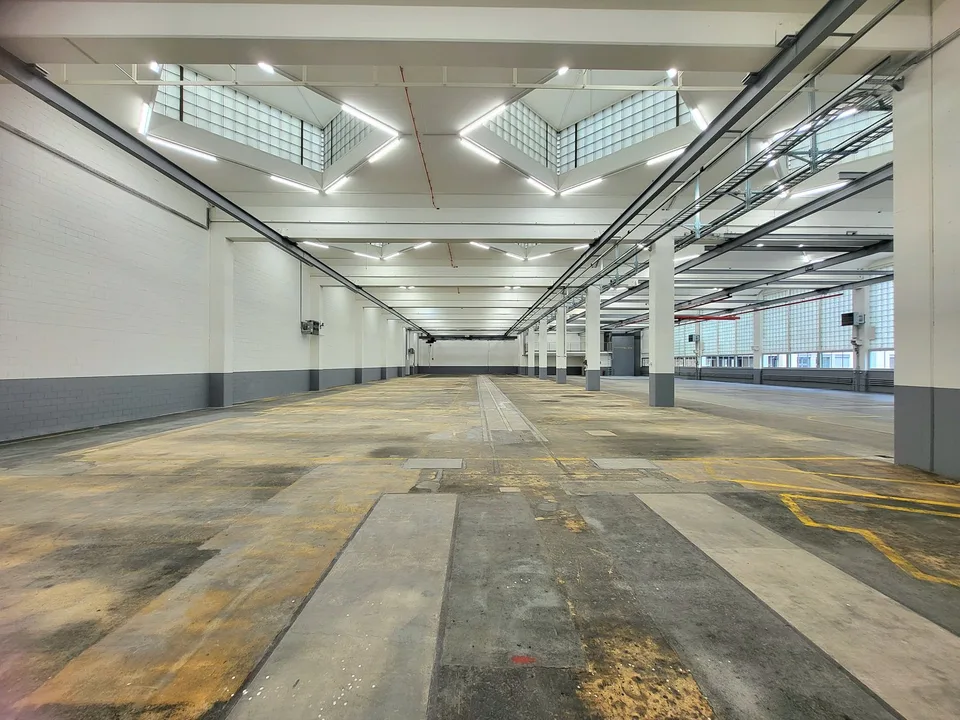 Spacious industrial areas in prime location with optimal connection – photo 10 of 17