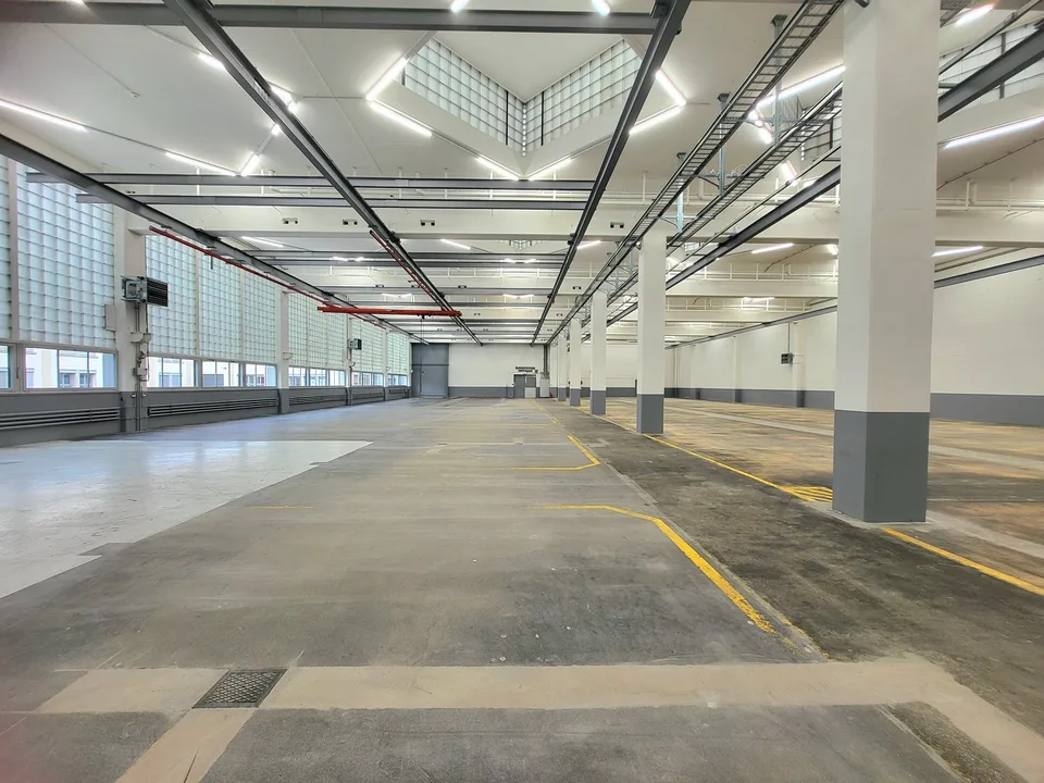 Spacious industrial areas in prime location with optimal connection – photo 13 of 17