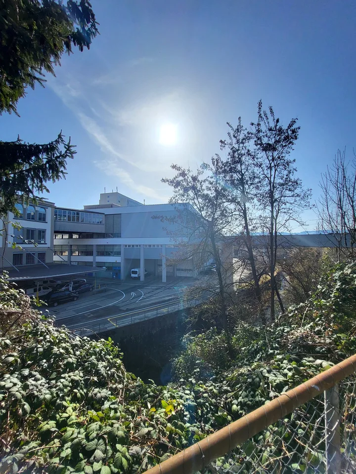 Espaces industriels spacieux dans un excellent emplacement avec connexion optimale