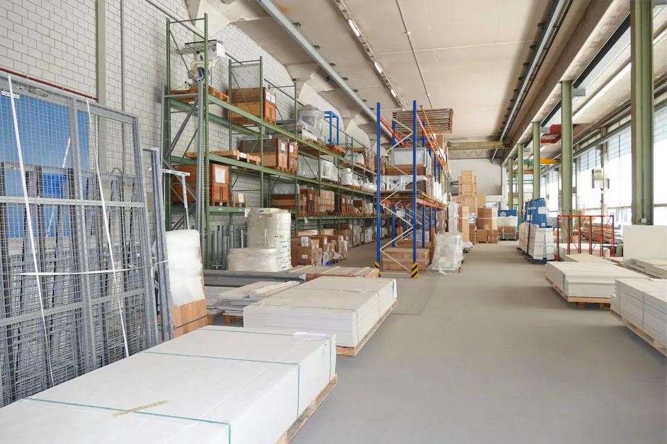 Spacious industrial areas in prime location with optimal connection – photo 16 of 17