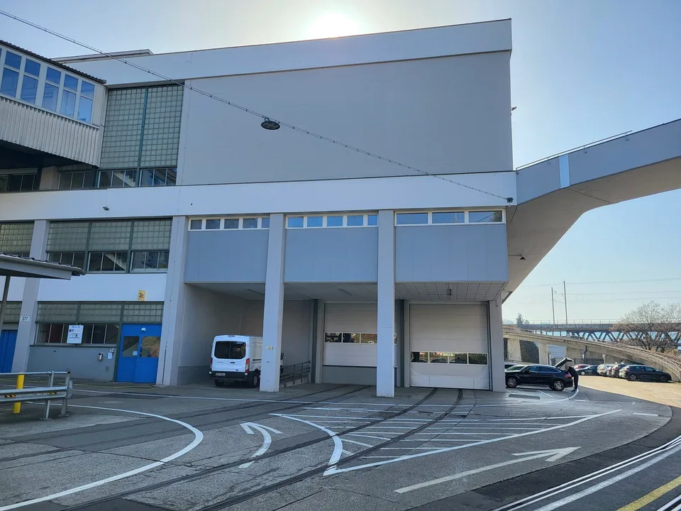 Espaces industriels spacieux dans un excellent emplacement avec connexion optimale