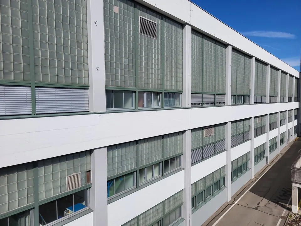 Espaces industriels spacieux dans un excellent emplacement avec connexion optimale