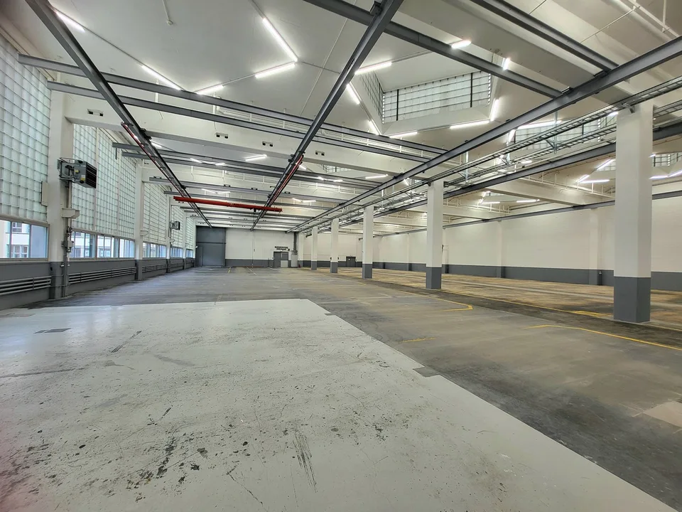 Spacious industrial areas in prime location with optimal connection – photo 14 of 17