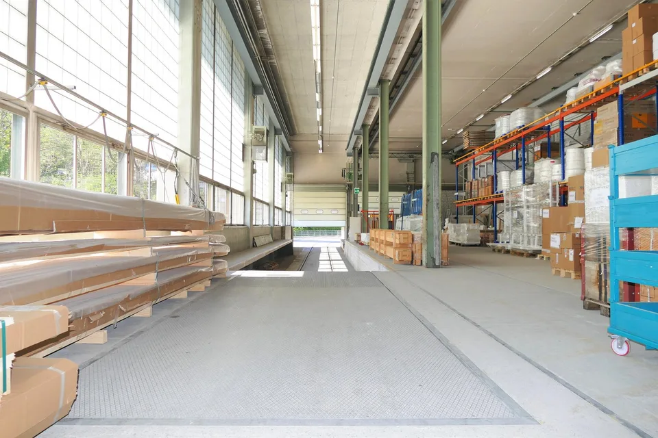 Spacious industrial areas in prime location with optimal connection – photo 15 of 17