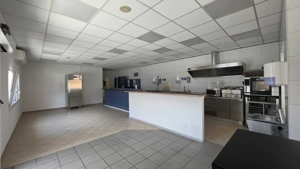 A LOUER - LOCAL COMMERCIAL POUR RESTAURATION / SHOP