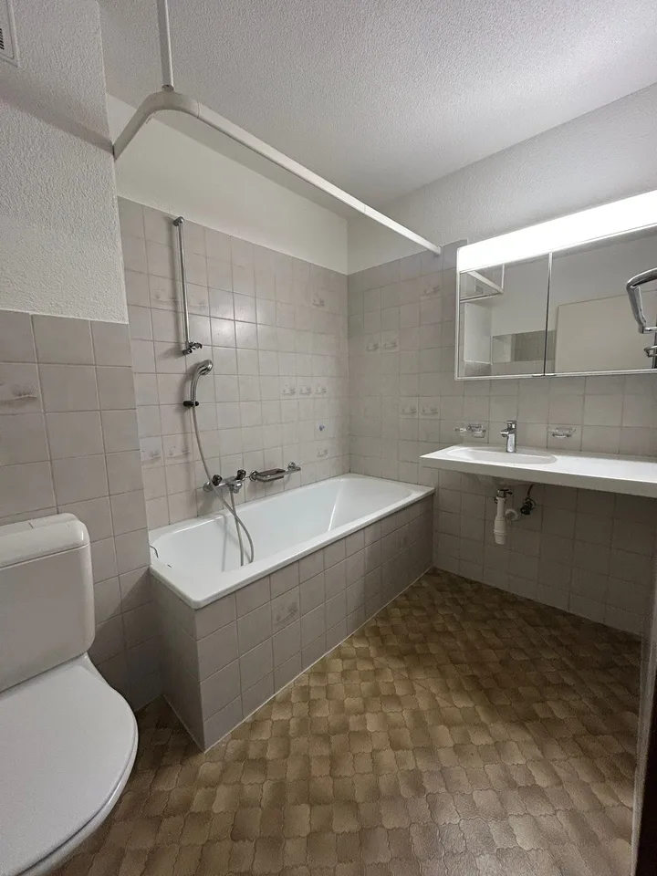 1. Rent Free - Family Friendly - Spacious