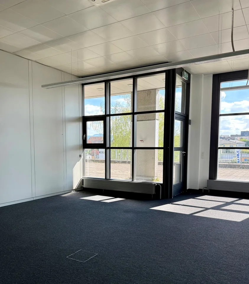 Spazio di ufficio moderno con stanze alte e luminose e terrazza nella zona industriale di Arbon