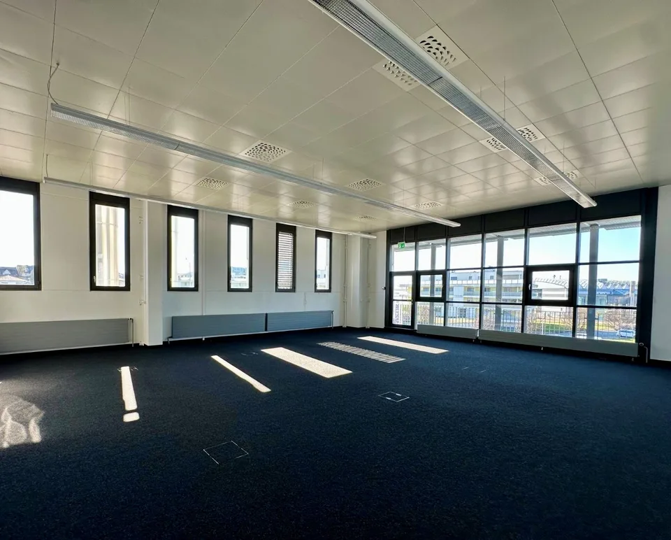 Moderne Bürofläche mit hohen, lichtdurchfluteten Räumen und Terrasse im Industriegebiet von Arbon – Foto 13 von 13