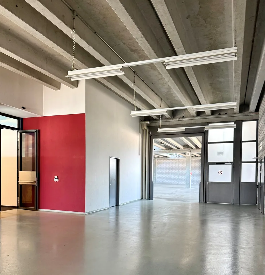 Spazio di ufficio moderno con stanze alte e luminose e terrazza nella zona industriale di Arbon
