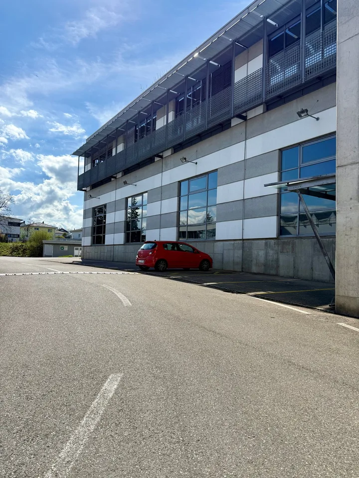 Moderne Bürofläche mit hohen, lichtdurchfluteten Räumen und Terrasse im Industriegebiet von Arbon – Foto 6 von 13