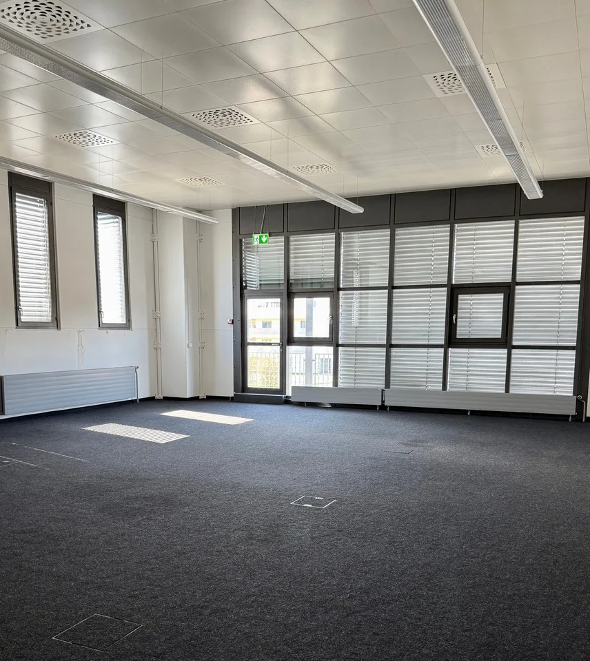 Spazio di ufficio moderno con stanze alte e luminose e terrazza nella zona industriale di Arbon