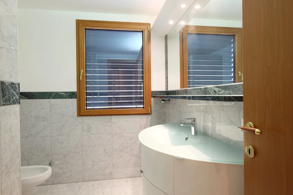Location d'un appartement de haut standing, promenade du lac de Lugano au 3ème étage – photo 12 sur 24