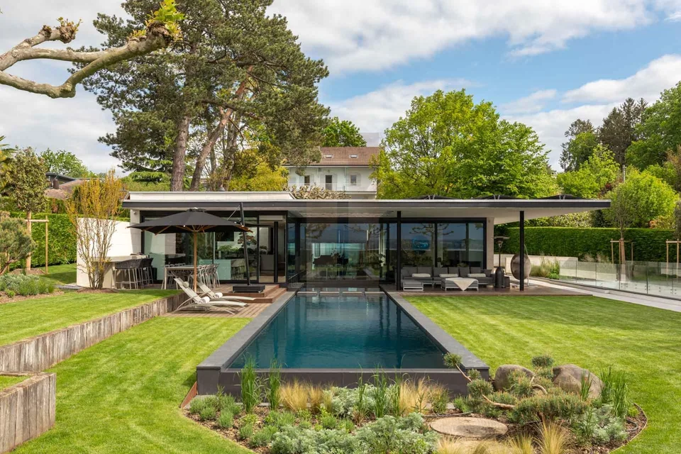 Villa contemporanea arredata direttamente sul lungolago