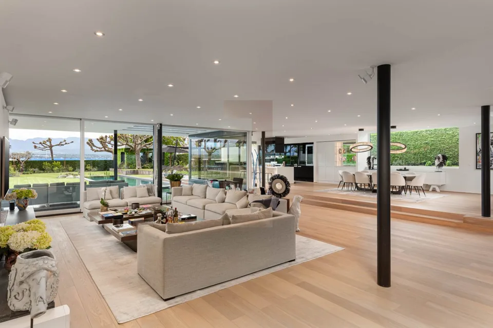 Villa contemporanea arredata direttamente sul lungolago