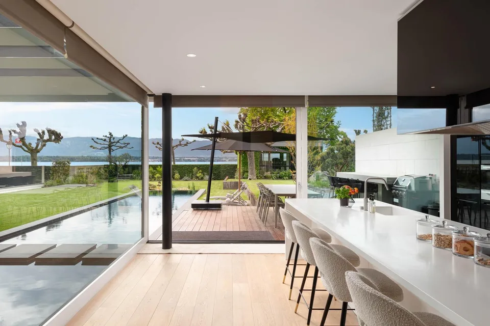 Magnifique villa contemporaine meublée pieds-dans-l'eau