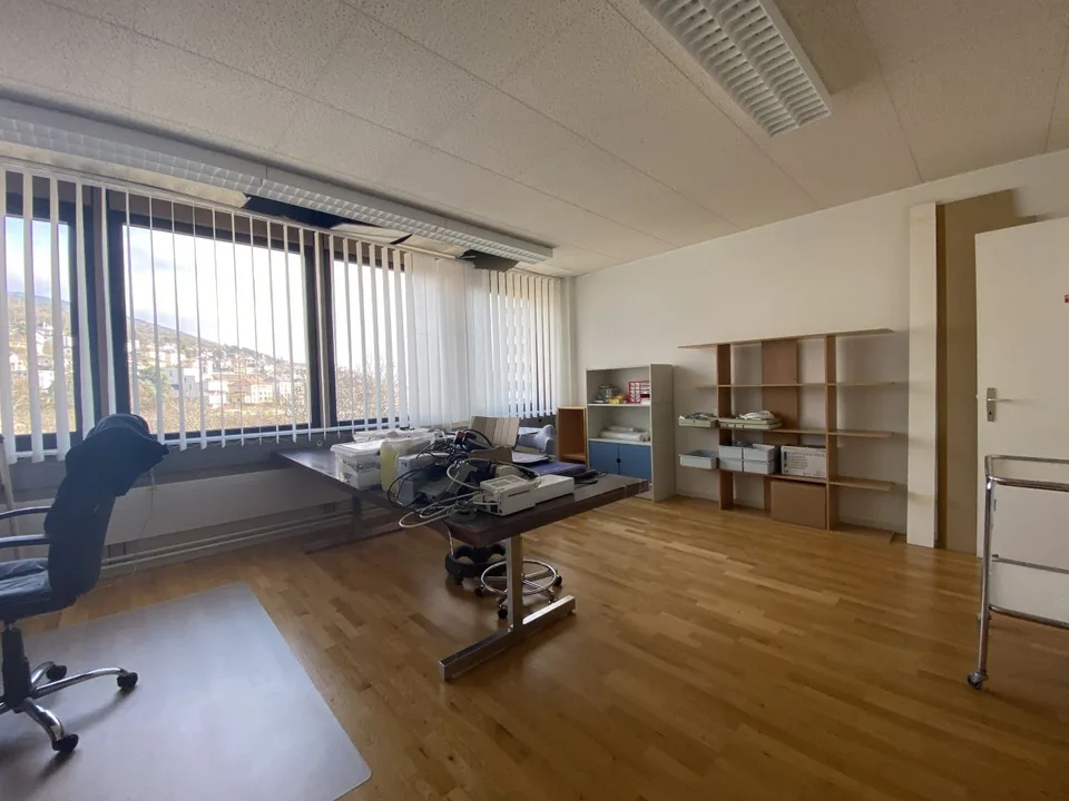 Großes Büro in Neuchâtel / Arztpraxis