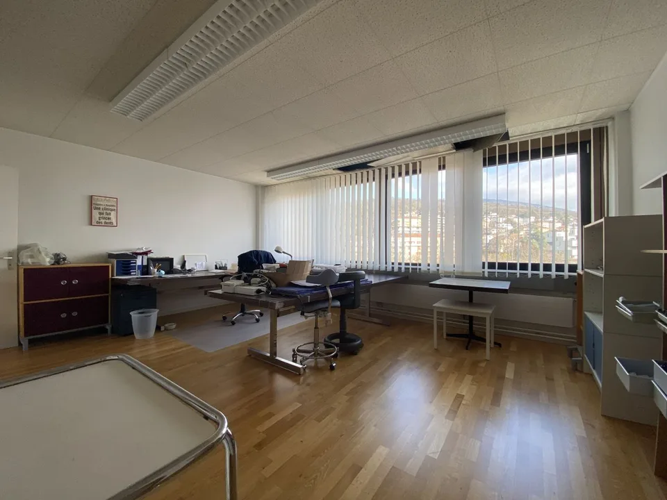 Großes Büro in Neuchâtel / Arztpraxis