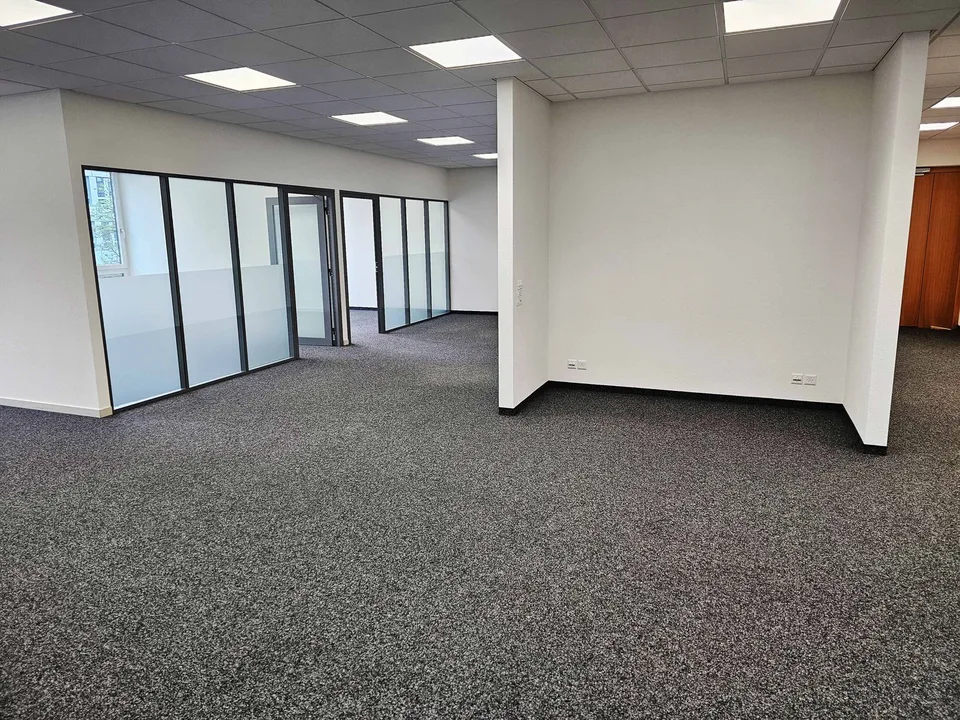 Lavorare con collegamento diretto ai trasporti pubblici - Spazi ufficiali nel centro di Lindenpark, Baar