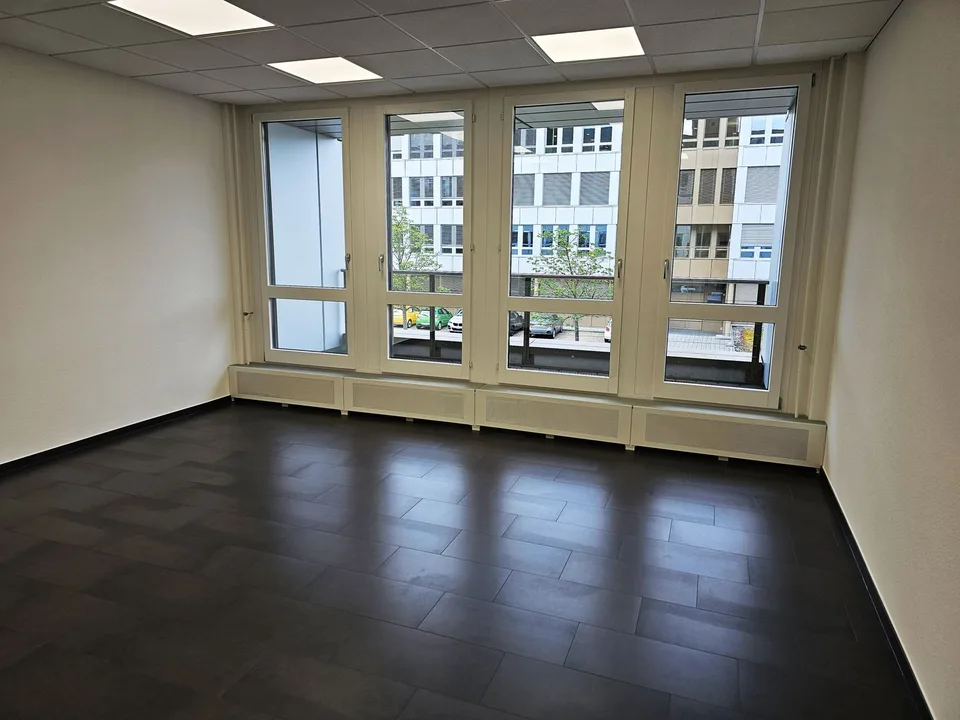 Lavorare con collegamento diretto ai trasporti pubblici - Spazi ufficiali nel centro di Lindenpark, Baar – foto 10 di 12