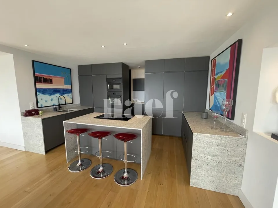 Außergewöhnliches 8-Zimmer-Anwesen mit Panoramablick auf den See und beheiztem Swimmingpool