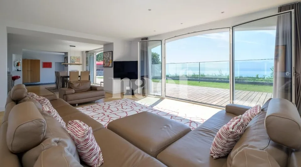 Außergewöhnliches 8-Zimmer-Anwesen mit Panoramablick auf den See und beheiztem Swimmingpool