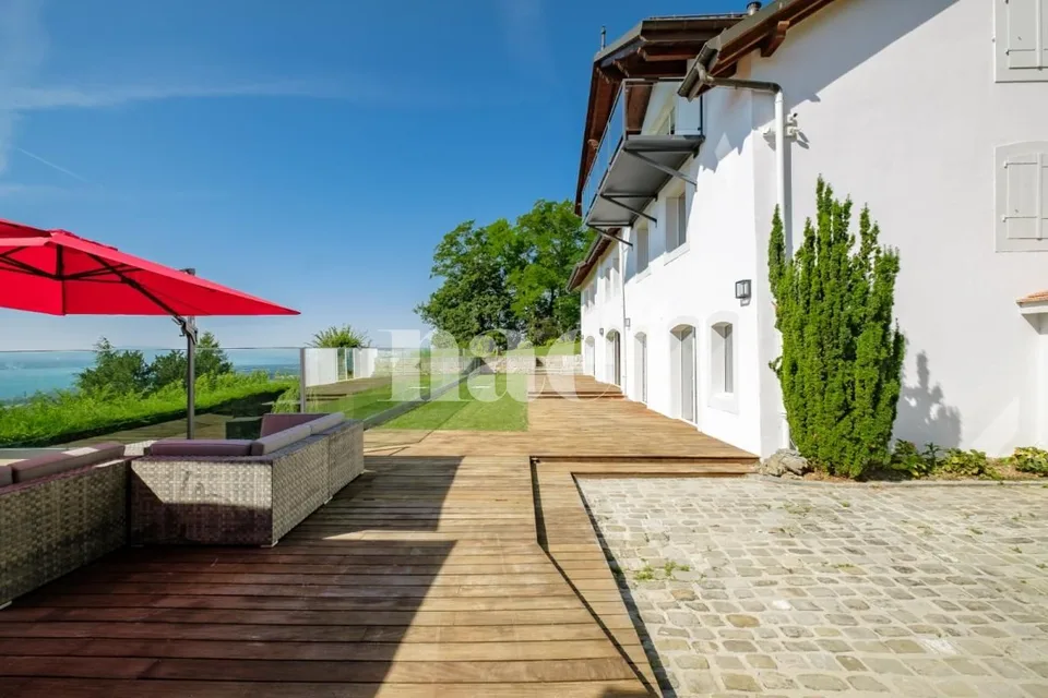 Außergewöhnliches 8-Zimmer-Anwesen mit Panoramablick auf den See und beheiztem Swimmingpool