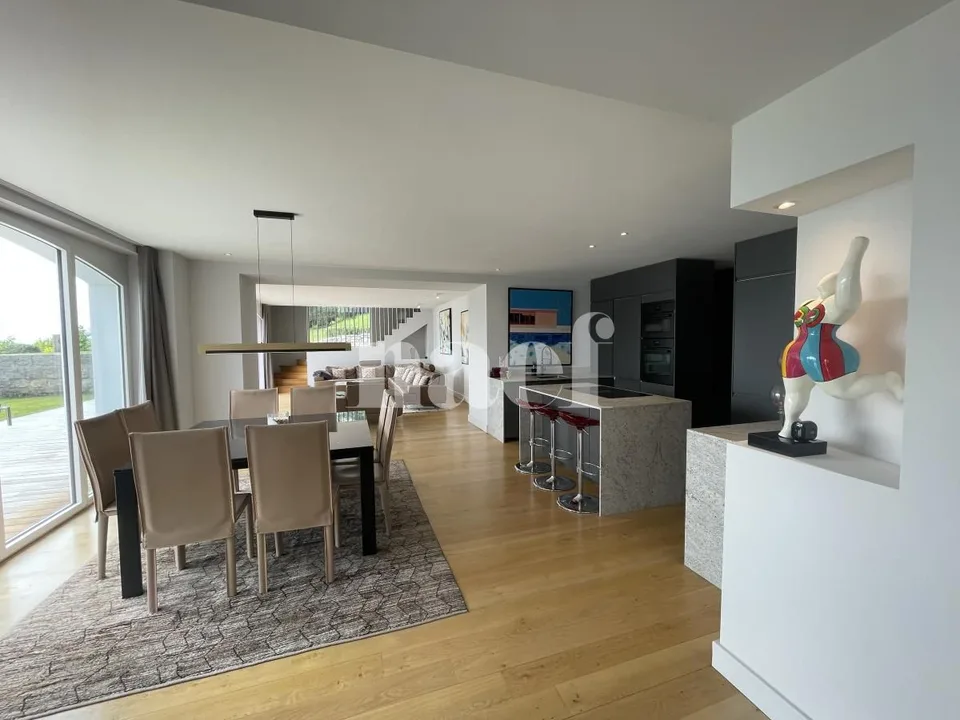 Außergewöhnliches 8-Zimmer-Anwesen mit Panoramablick auf den See und beheiztem Swimmingpool