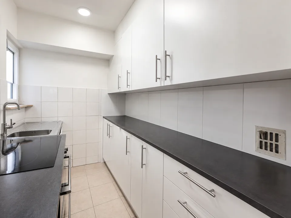 Schönes Apartment, direkt gegenüber der U-Bahn! Beeilen Sie sich, der erste Monat Miete ist gratis!