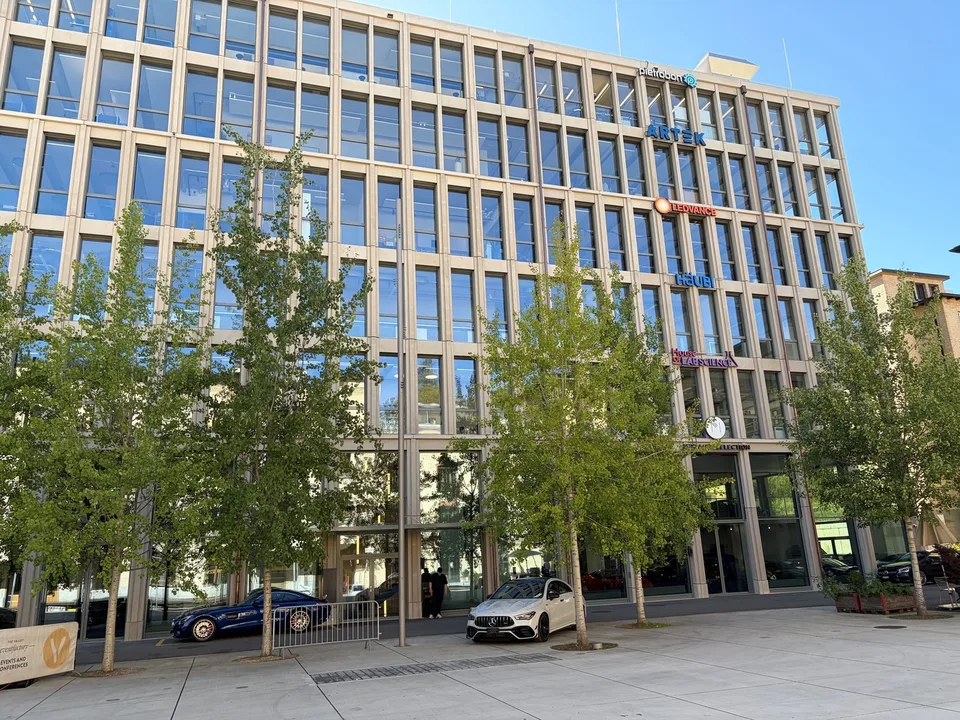 Moderne Bürofläche mit Kühldeckensegeln im The Valley
