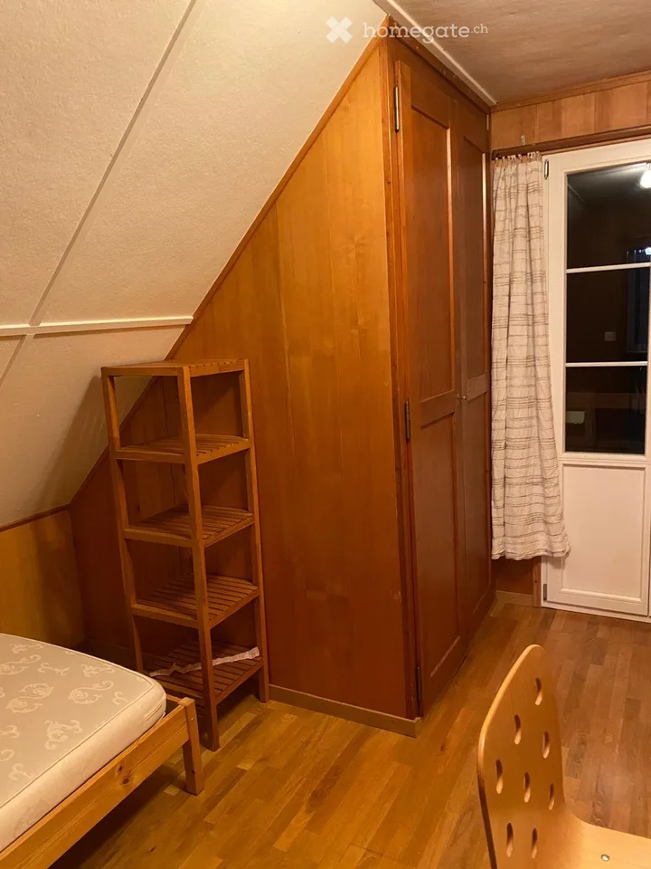 kleines rustikales WG-Zimmer mit Balkon