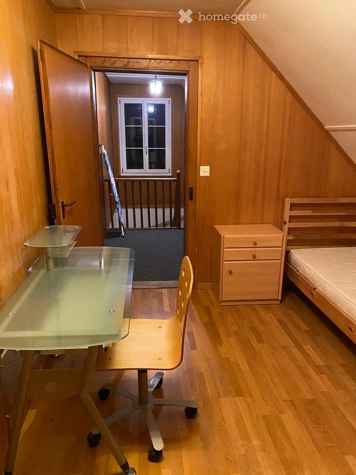 kleines rustikales WG-Zimmer mit Balkon