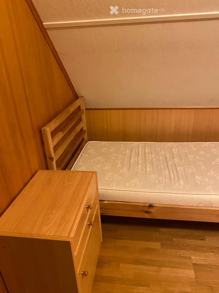kleines rustikales WG-Zimmer mit Balkon