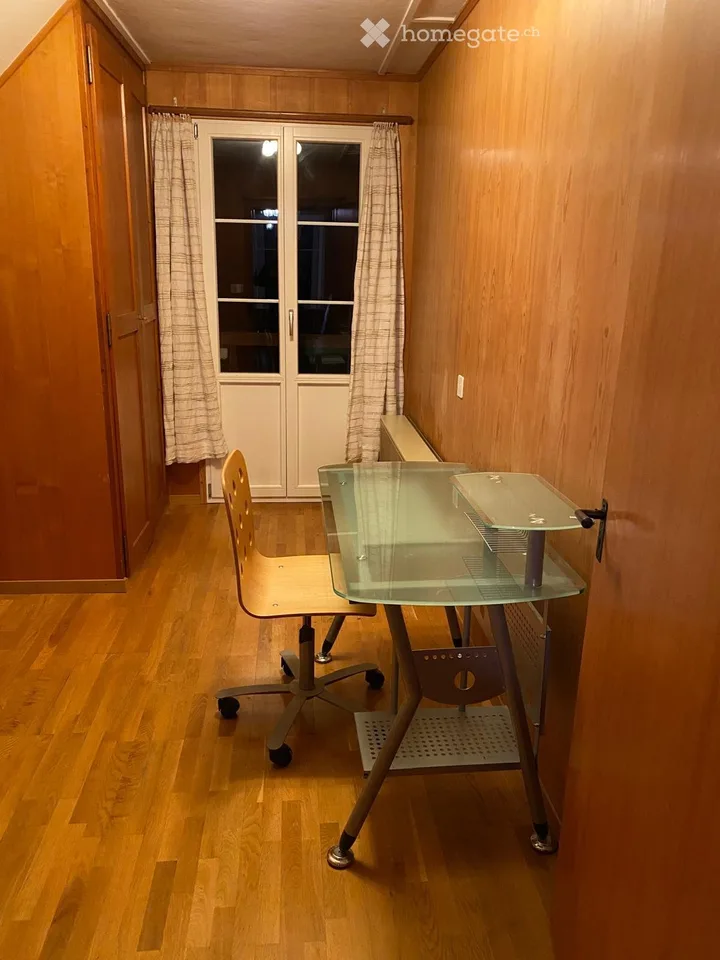 kleines rustikales WG-Zimmer mit Balkon