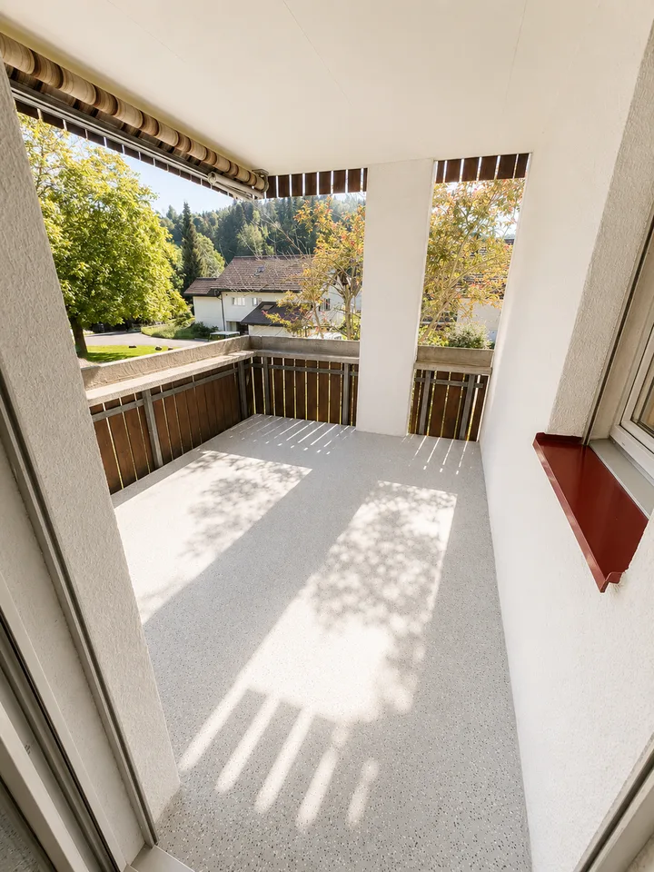 Helle 5.5-Zimmer-Wohnung mit grossem Balkon und Blick ins Grüne