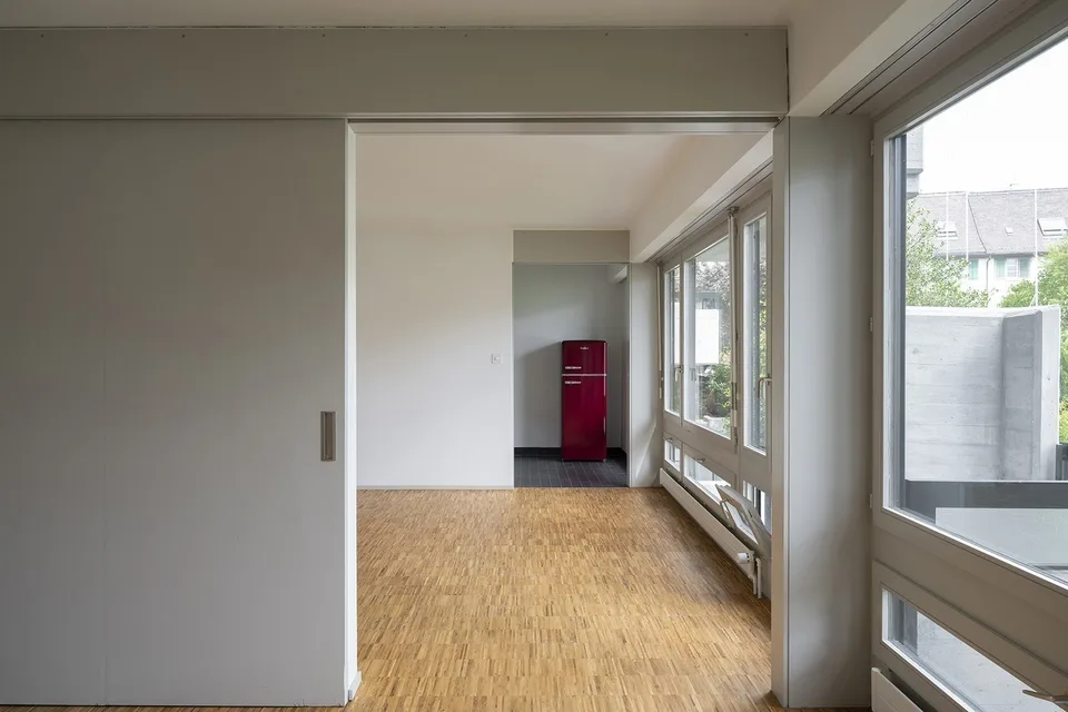 Ampio appartamento di 2.5 locali con balcone a Zürich Höngg