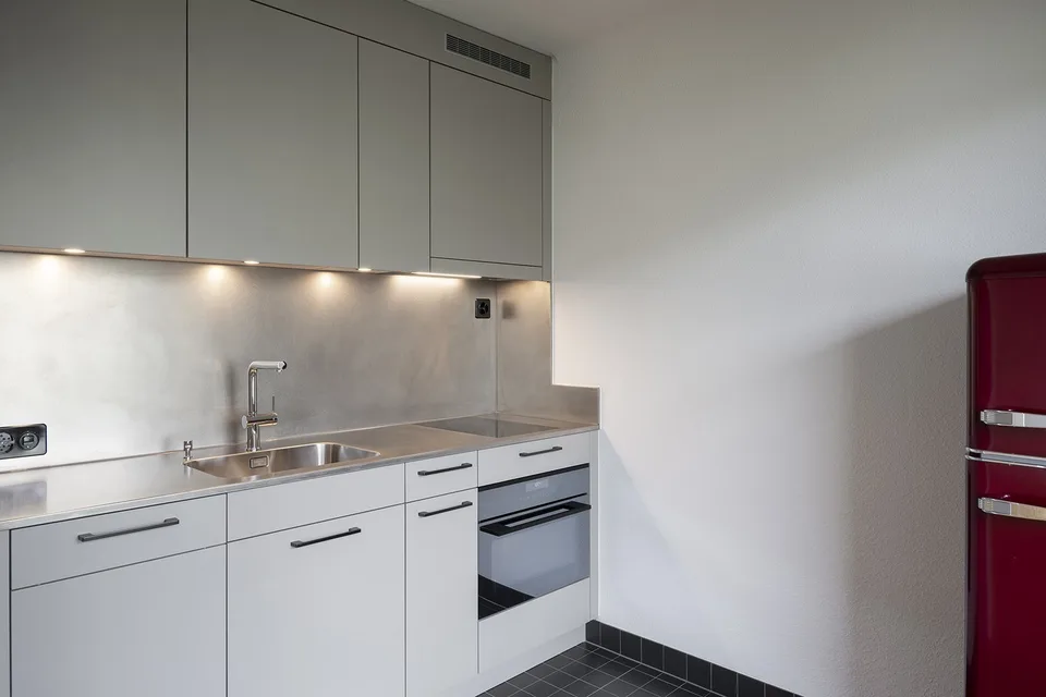 Ampio appartamento di 2.5 locali con balcone a Zürich Höngg