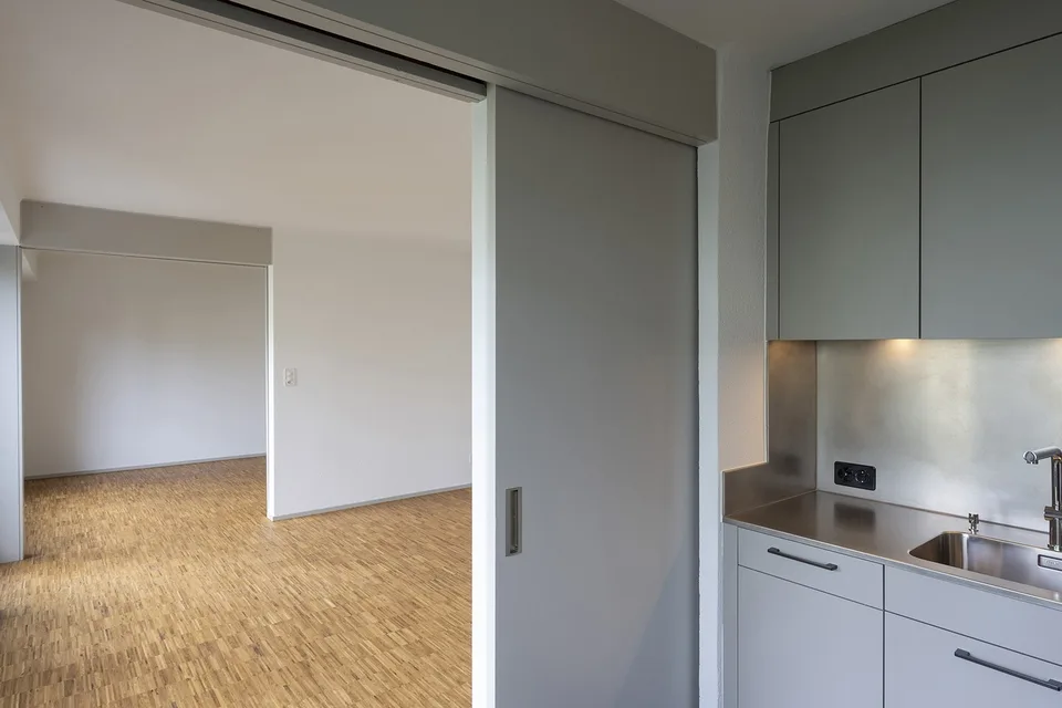 Ampio appartamento di 2.5 locali con balcone a Zürich Höngg