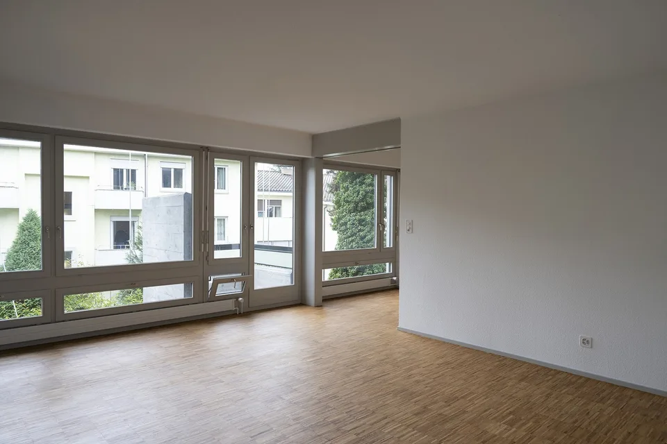 Ampio appartamento di 2.5 locali con balcone a Zürich Höngg