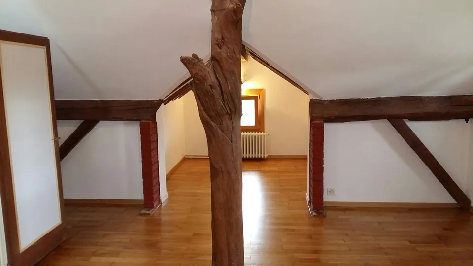 Wohnung mit 5.5 Zimmern im Dachgeschoss mit viel Charme, 1. Stock, ca. 129 m2