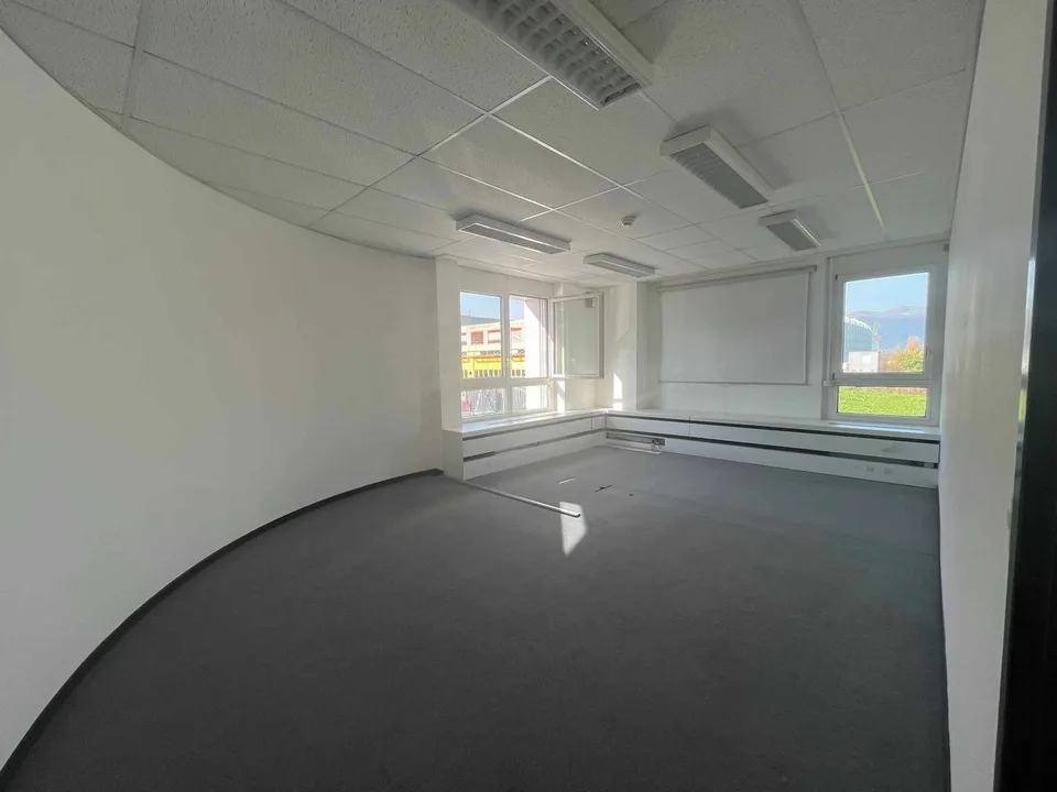 Uffici 480m2 luminosi vicino all'aeroporto e alla Place des Nations