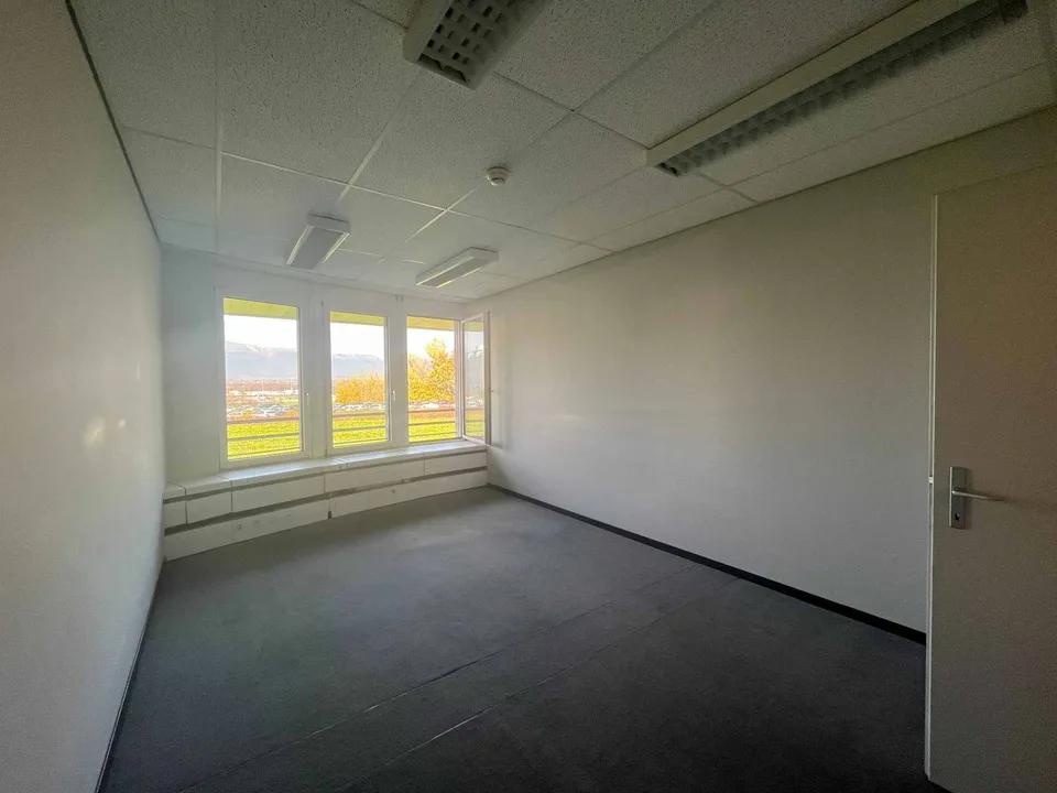 Uffici 480m2 luminosi vicino all'aeroporto e alla Place des Nations