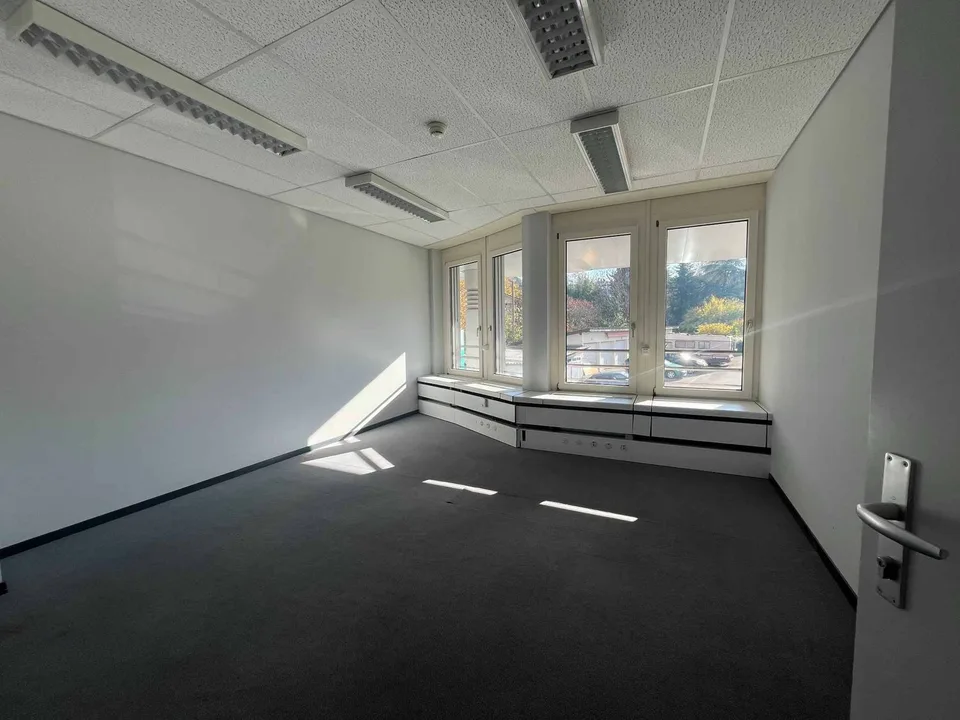 Uffici 480m2 luminosi vicino all'aeroporto e alla Place des Nations
