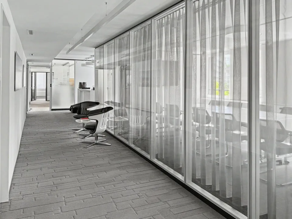 Spazio ufficio versatile nel quartiere Binz di Zurigo, pronto per l'occupazione e parzialmente arredato