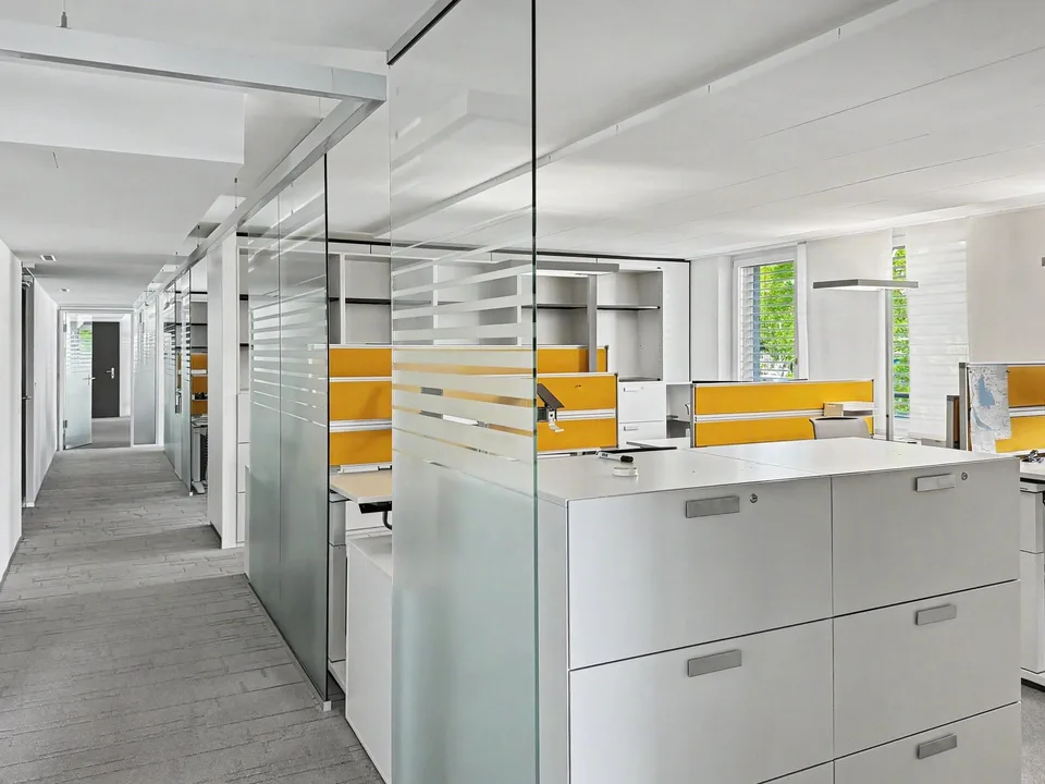 Spazio ufficio versatile nel quartiere Binz di Zurigo, pronto per l'occupazione e parzialmente arredato