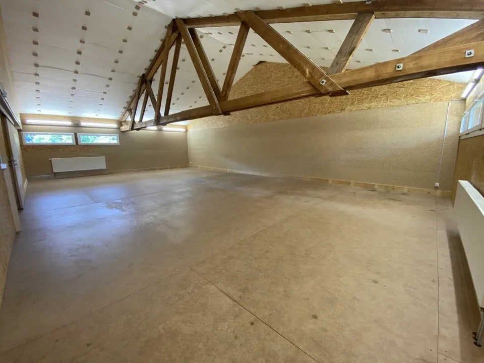 Local hobby / professionnel / stockage avec plafond surélevé à louer