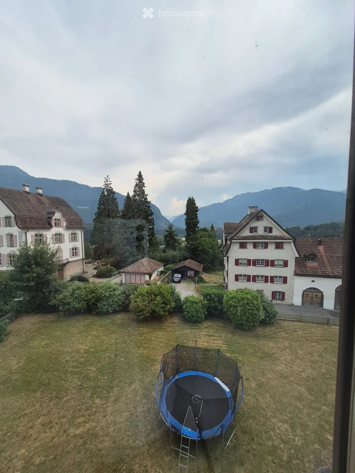 Bella appartamento di 6,5 locali mansardato con balcone a Tamins