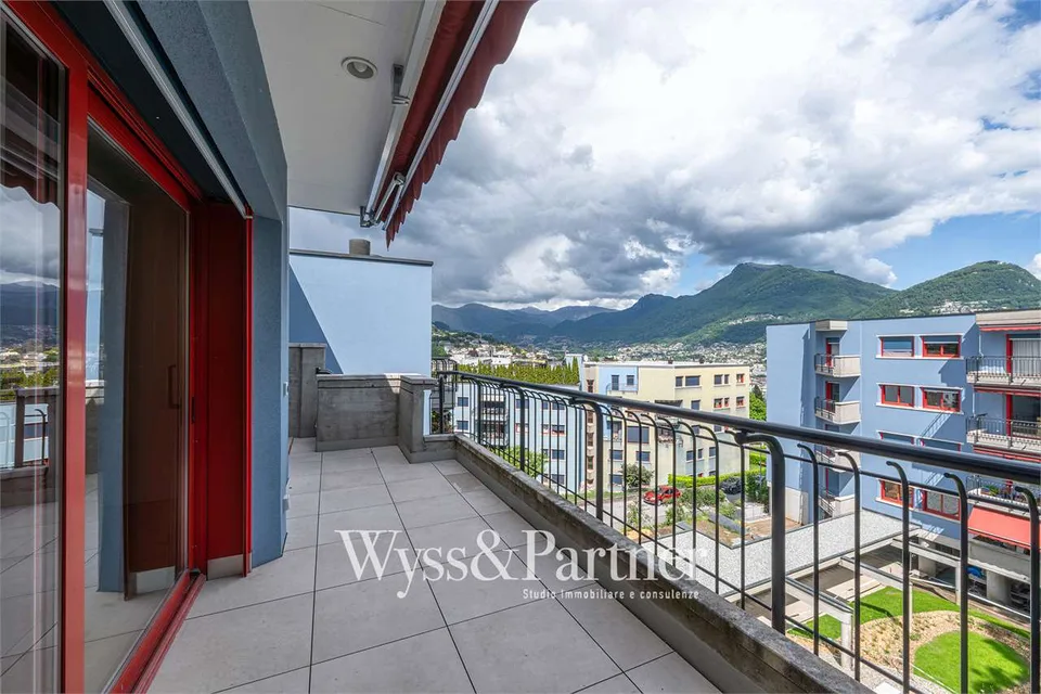 4.5 locali ristrutturato a Lugano con terrazza, 2 bagni e parcheggio – foto 10 di 13