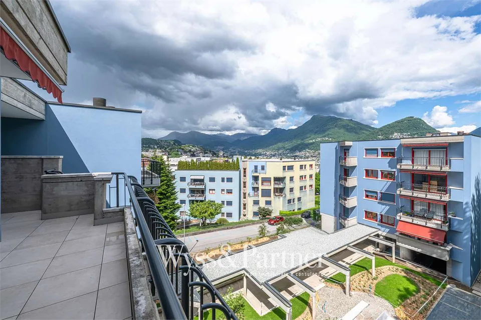 4.5 locali ristrutturato a Lugano con terrazza, 2 bagni e parcheggio – foto 11 di 13