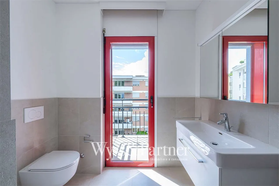 4.5 locali ristrutturato a Lugano con terrazza, 2 bagni e parcheggio – foto 8 di 13