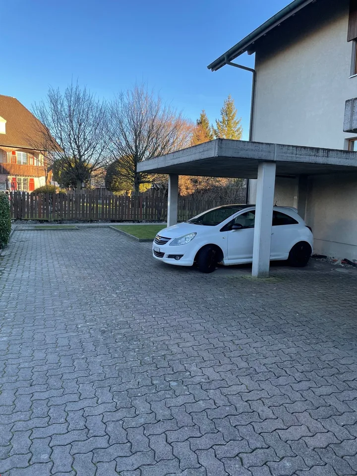 Autounterstand mitten in Bätterkinden